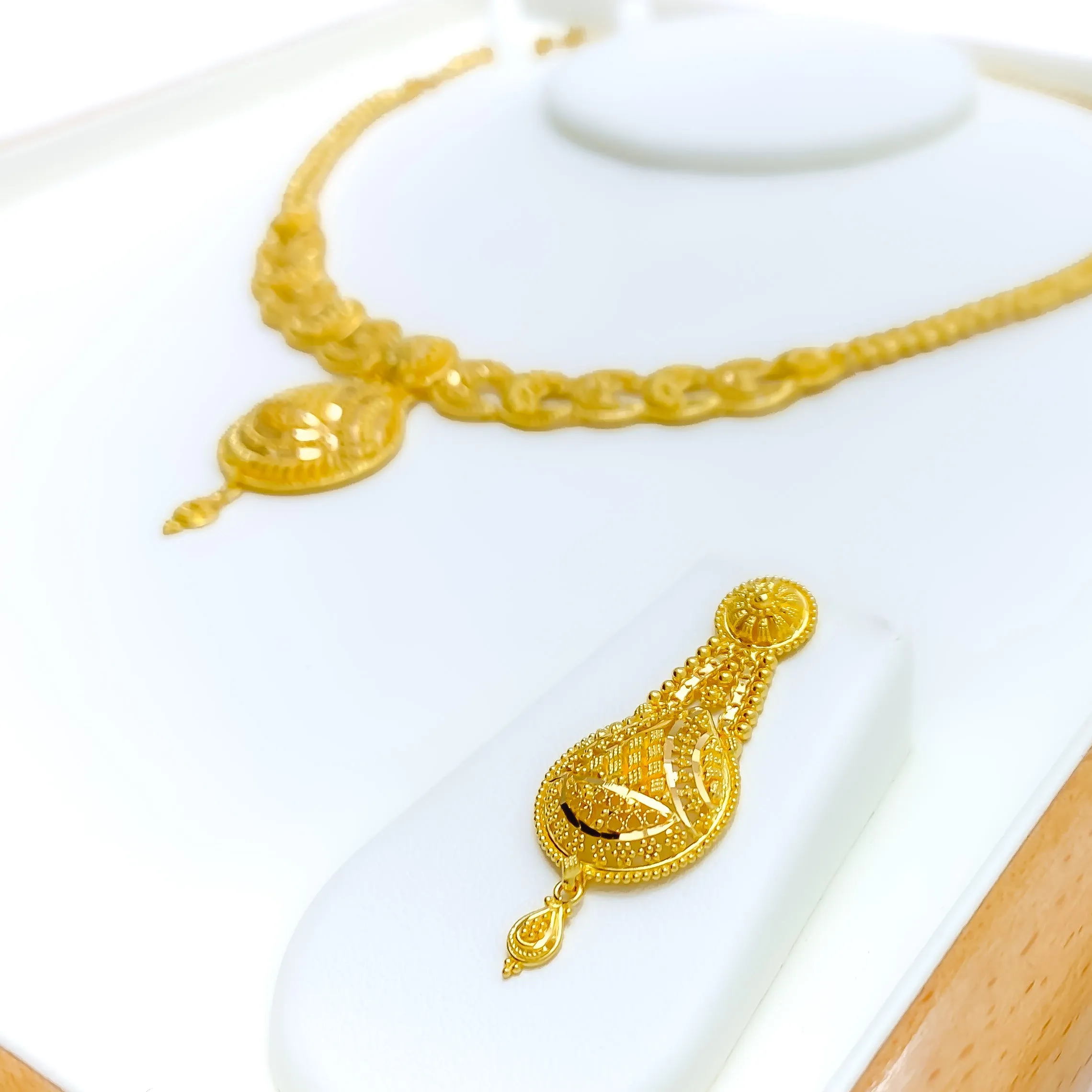 Alluring Sophisticated 22k Gold Necklace Set