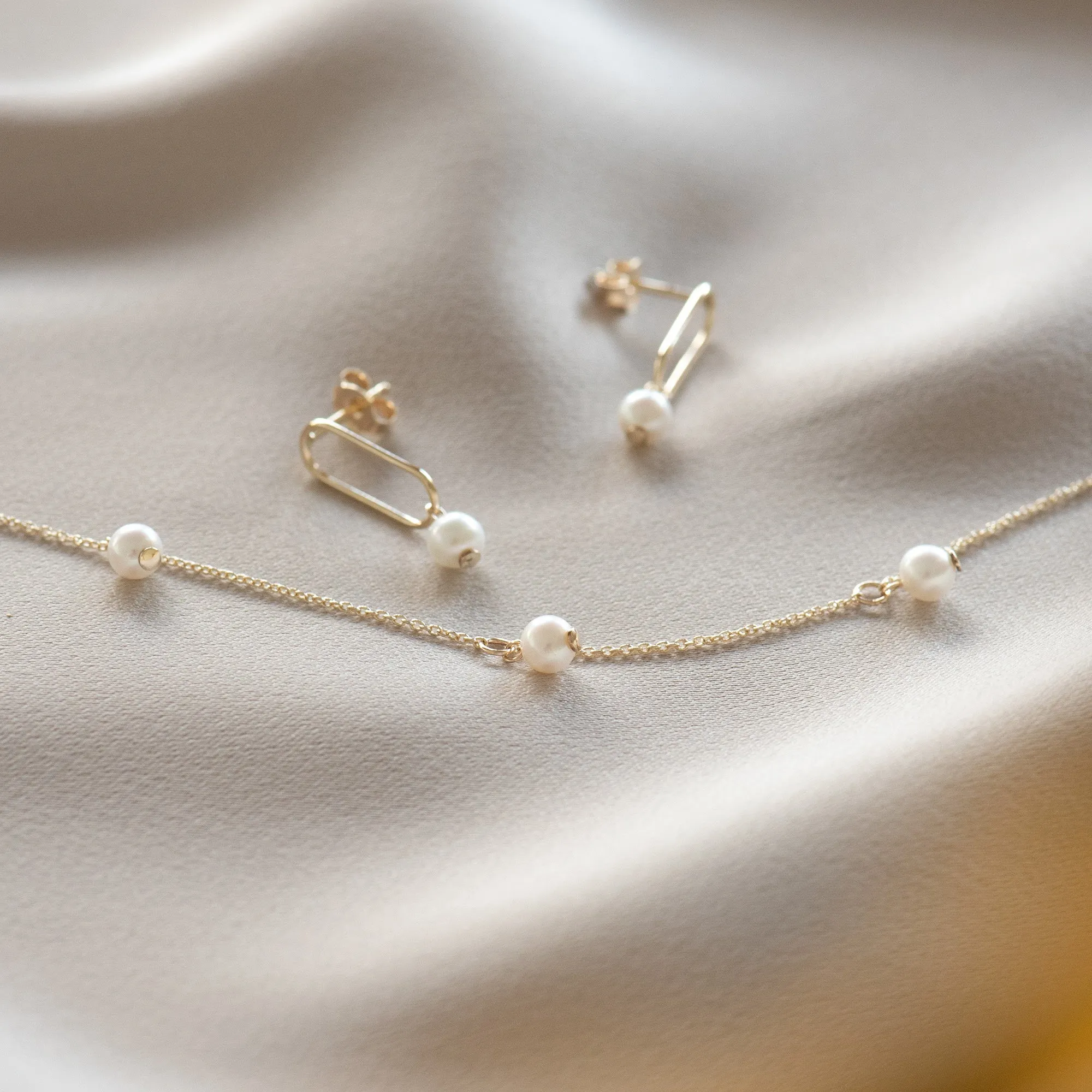 Belleville Luna 14 karat gold ear studs with freshwater pearl