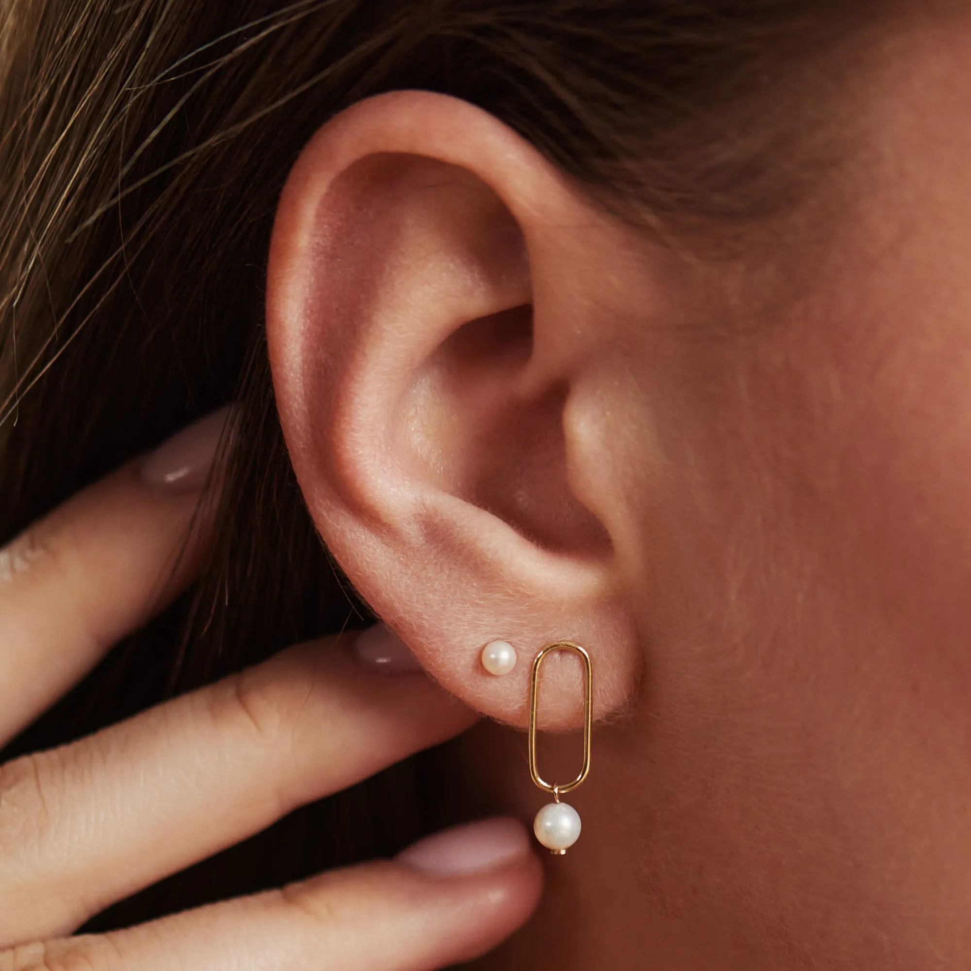 Belleville Luna 14 karat gold ear studs with freshwater pearl
